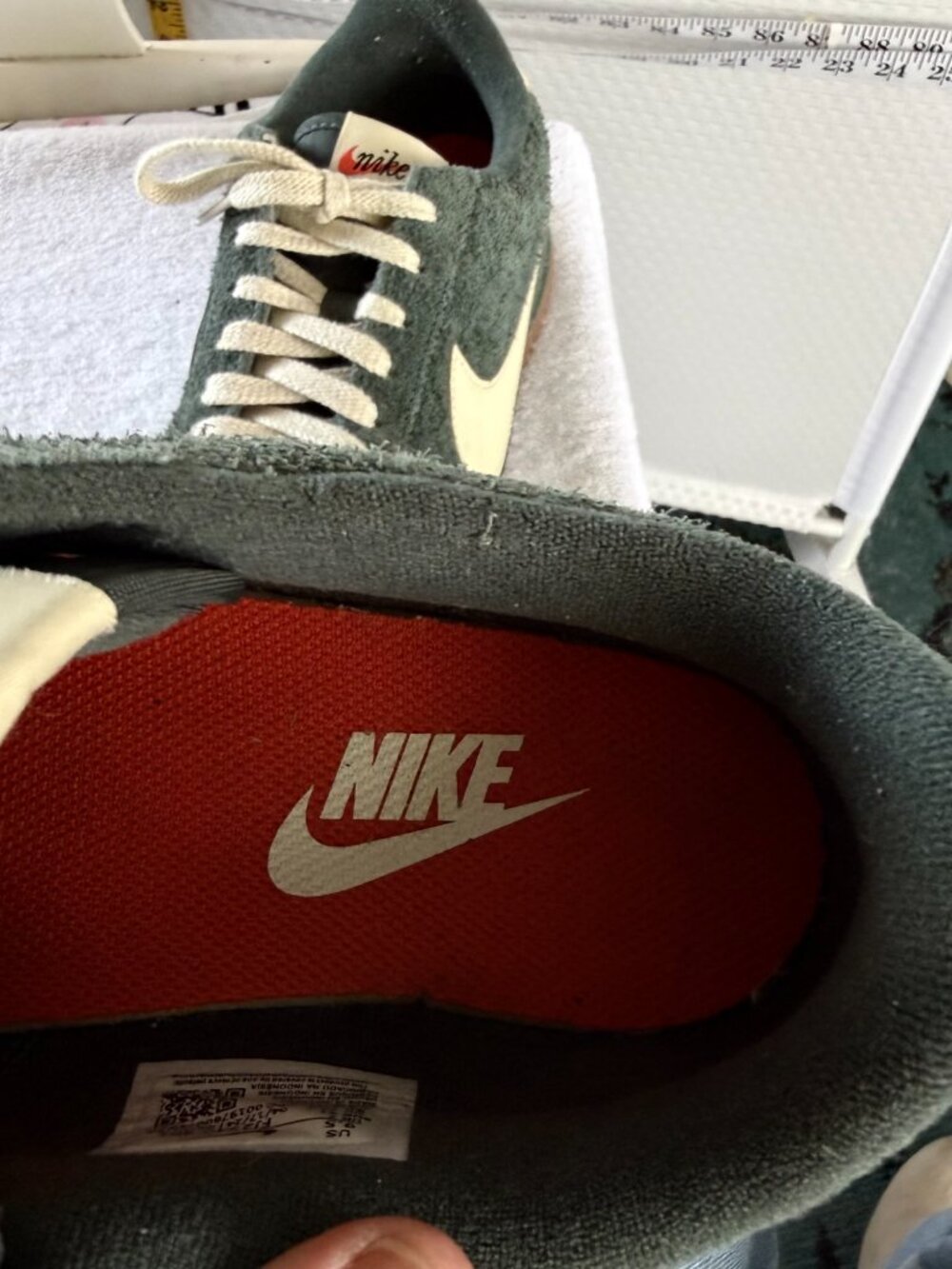 NIKE GREEN RETRO LOOK SUEDE SNEAKERS SIZE 9.5 - Picture 5 of 9